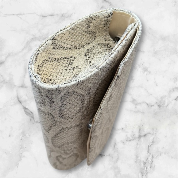 💎✅Vintage Clutch with Faux Snakeskin Texture - Picture 6 of 14